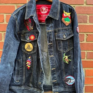 BORN FLY Jeansjacke Streetwear Bomber Patches Don't Tread On Me Dark Wash XL - Bild 1 von 10