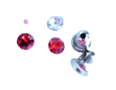 4 x = 2 Paar Mini Ohrstecker Strass Ohrringe versilbert klare + rote Steinchen - Bild 1 von 2