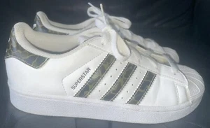 UNISEX JUNIOR GRÖßE UK 1,5 WEISS ADIDAS SUPERSTAR ORIGINALS TARNFARBEN SNEAKER - Bild 1 von 8