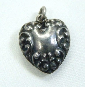 ANTIGUO ENCANTO CORAZÓN DE PLATA ESTERLINA VICTORIANA - BORDE ENROLLADO - Imagen 1 de 4