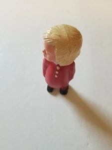 VINTAGE CELLULOID WACKELKOPF NICKEN JUNGES MÄDCHEN MIT ROTEM KLEID 3,25 ZOLL GROSS - Bild 1 von 4