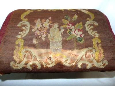 Antiguo taburete primitivo para pies reposapiés cubierta NEEDLEPOINT, madera, muy usado Foto 1 de 4