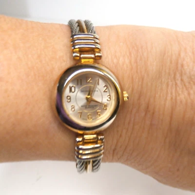 Reloj Jaclyn Smith Vintage Dos Tonos Banda Elástica Foto 1 de 4