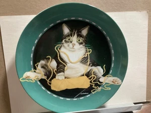 VANDOR COLLECTIBLE CAT PLATE 'CAUGHT IN THE ACT' 7 1/2" LOWELL HERRERO JAPAN - Picture 1 of 4