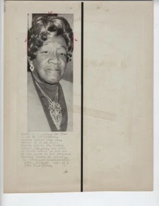 FOTO ORIGINAL 1974 SEÑORA MARTIN LUTHER KING SE IGLESIA TIRO AFROAMERICANO - Imagen 1 de 2
