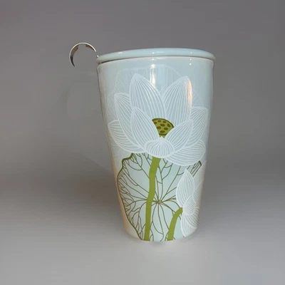 Taza de té Teaforte, infusor y tapa, verde claro, patrón de loto blanco 5 1/4" de alto Foto 1 de 4