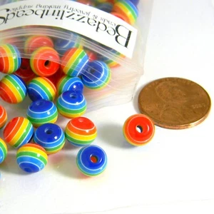 100 cuentas redondas de resina plástica de 8 mm a rayas arco iris con líneas opacas a rayas - Imagen 1 de 1