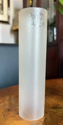 ANCIEN GLOBE TUBE GRAVE AVEC FRISE POUR LAMPE A PETROLE LUMINAIRE - Photo 1/3