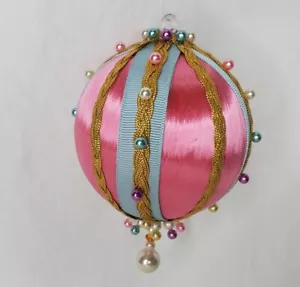 Vintage 60er Weihnachtsschmuck rosa Satin Perlen Stecknadel blau gold Zackenlitze - Bild 1 von 7