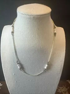 Collana Monet vintage tono bianco e oro catena e forma tubo - Foto 1 di 6