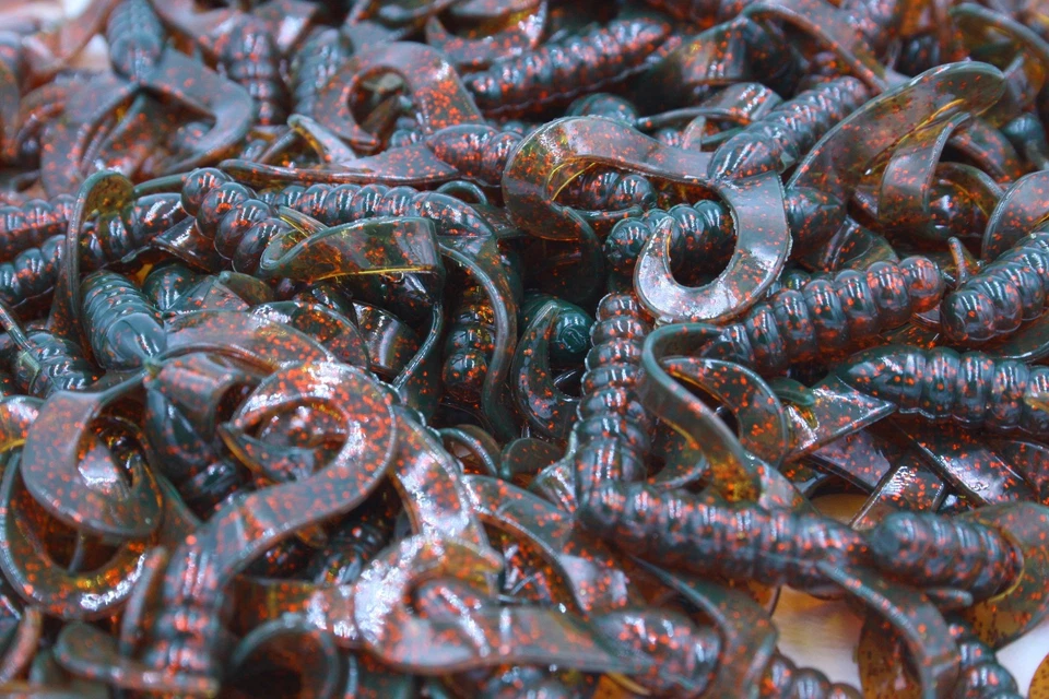 2" Motor Oil Red Sparkle Twin Tail Twister Grubs Crappie Walleye Bass Fishing