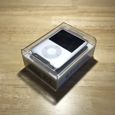 Apple iPod nano 3. Generation Silber (4GB) - Bild 1 von 4