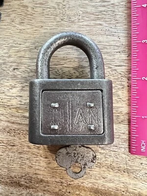 Candado antiguo vintage Yale TITAN con llave Foto 1 de 4