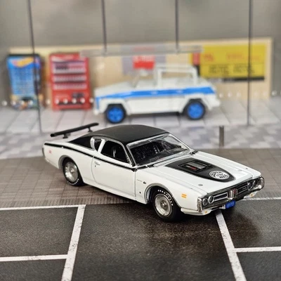 Dodge Charger Super Bee 1971 blanco coleccionable modelo 1/64 diorama neumáticos de goma  Foto 1 de 4