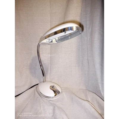Lámpara de escritorio flexible/ajustable blanca y plateada Foto 1 de 3