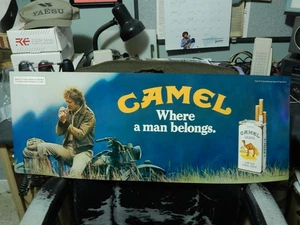 1982 RJ Reynolds ~CAMEL~ "Dove appartiene un uomo". [33'' x 12''] POSTER INSEGNA PROMOZIONALE - Foto 1 di 9