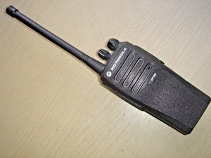 Motorola DP1400 VHF 136-174 MHz DMR DIGITAL avec batterie, clip ceinture et antenne - Photo 1/8