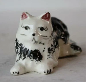 Cat Kitten Figurine Lying Down Black White Ceramic Porcelain Hand Painted CUTE - - Imagen 1 de 1
