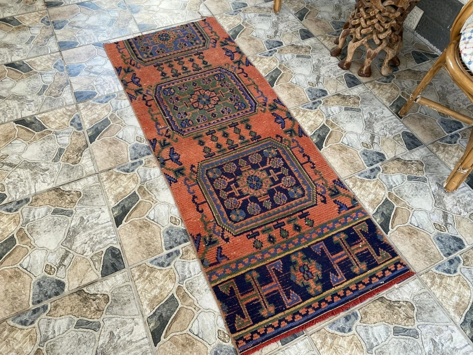 Alfombra turca pequeña vintage hecha a mano tribal de Anatolia hecha a mano de la década de 1980 2,2 x 5,7 pies Foto 1 de 4