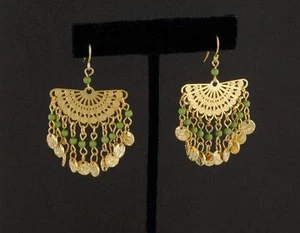 PENDIENTES DE ORO DE 14 KT. LAMINADO CON PIEDRAS DE PORCELANA COLOR VERDE MATE - Imagen 1 de 1