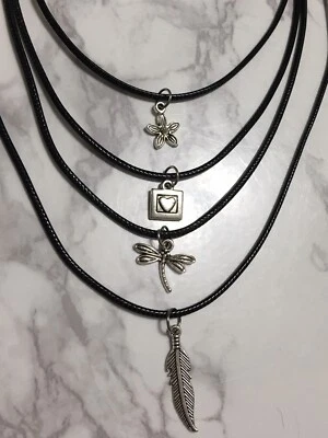 Lote de 8 Collares Dijes Plateados Corazón Flor Dragón Pluma Negro Imitación Cuero Foto 1 de 4