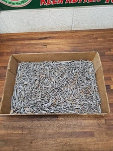 K924- 7+ libras de clavos cortados antiguos de 2" nuevos de barril de madera clavos cortados - Imagen 1 de 10