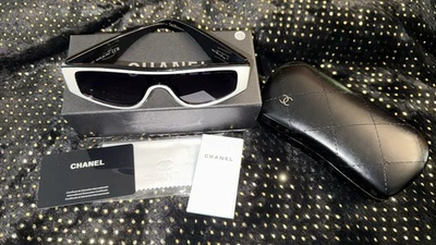 Gafas de sol CHANEL con estuche rígido y bolsa/caja/papel de paño de limpieza Foto 1 de 3