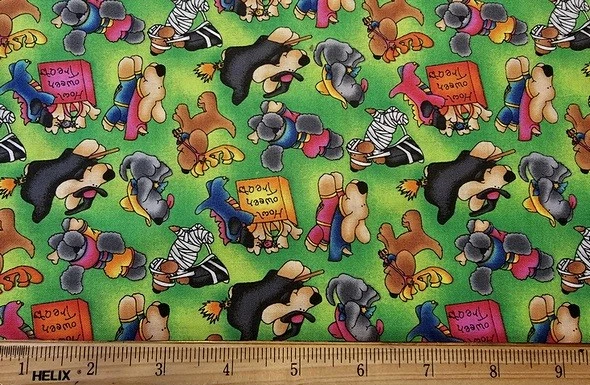 Tela SSI - ÁTICO DE GMA - AULLIDO - HALLOWEEN - Animales en Disfraz - Verde - Remanente de 27" Foto 1 de 1