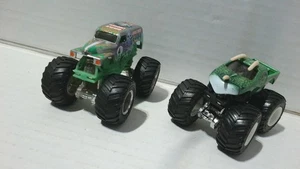 Hot Wheels Jurassic Attack & Grave Digger Silver Monster Jam Truck Pettine. Nave. - Foto 1 di 10