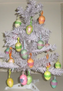 18 Easter Egg Tree Whimsical Pastels on White Tree 19x11" Wire with 3 Leg Stand. - Afbeelding 1 van 4