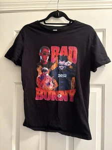Camiseta Bad Bunny 2032 Retro Estilo Vintage Gráfico Negra Talla Mediana - Imagen 1 de 3