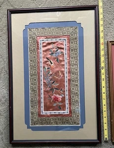 Vintage asiatische Seide bestickt gerahmt & doppelt mattiert 22" x 13" Kunst - Bild 1 von 4