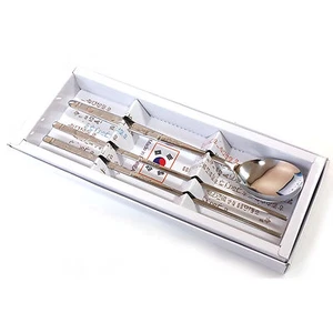 1 juego de cuchara y palillos coreanos de acero inoxidable patrón de grúa para regalo de comida  - Imagen 1 de 3