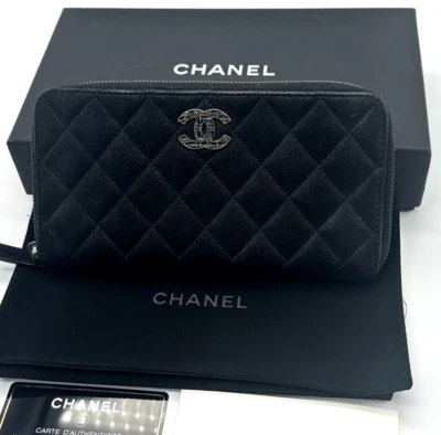 Cartera Larga CHANEL Matelasse Marca Coco Gamuza Negra Auténtica de Japón Foto 1 de 4
