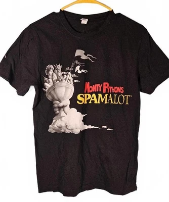 Camiseta para hombre Monty Python's Spamalot "I'm Not Dead Yet" camiseta gráfica talla pequeña Foto 1 de 4