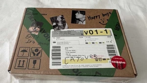 V - BTS -V LAYOVER -TARGET EXCKUSIVE BOX GREEN VERSION CD + 1 PHOTO CARD -SEALED - Foto 1 di 2