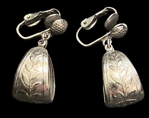 Vintage 1960s silver Toned clip on dangle earrings With leaf pattern design - Picture 1 of 5