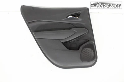2024-2025 CHEVROLET TRAX PAINEL INTERNO TRASEIRO ESQUERDO DA PORTA COM ALÇA FABRICANTE DE EQUIPAMENTO ORIGINAL - Imagem 1 de 4