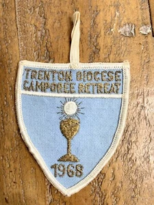 Parche bordado blanco azul retiro Camporee de la diócesis de Trenton 1968 BSA - Imagen 1 de 2