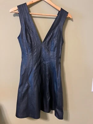 Vestido Free People Sin Mangas Cuello en V Imitación Cuero en Negro Talla Pequeña  Foto 1 de 4