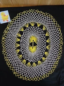 Centrino vintage GIALLO e BIANCO 22" motivo ventaglio floreale fatto a mano all'uncinetto - Foto 1 di 2