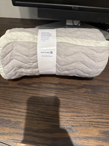 NUEVO Manta de regazo gris United Airlines Saks Fifth Avenue hecha con botellas recicladas - Imagen 1 de 7