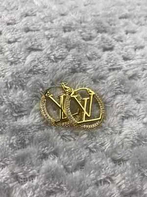 Brincos Huggie de argola de diamante simulado corte redondo 1,50 ct folheados a ouro amarelo 14k - Imagem 1 de 3