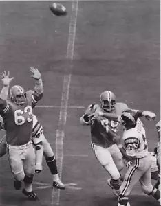Foto de prensa tipo 1: 1974 S.D. Cargadores QB Dan Fouts .vs. Engrasadores en el Astrodome - Imagen 1 de 2