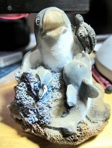 Generische bemalte Steingut Figur von Delfin und Freunden - Bild 1 von 1