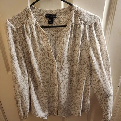 Blusa Ligera Adrienne Vittadini Mujer Blanca y Gris Estampado Leopardo Cuello en V M Foto 1 de 4
