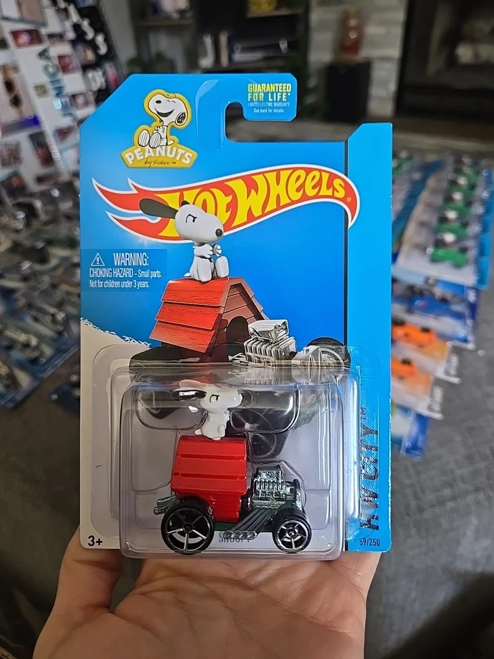 Hot Wheels 2015 HW City Series Peanuts Snoopy con caseta para perros Foto 1 de 4