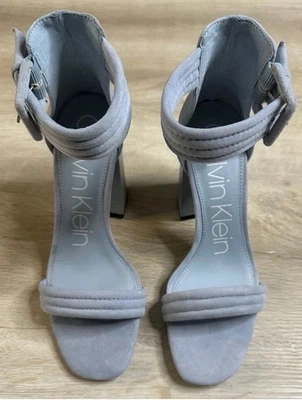Sandalias para mujer Calvin Klein azul pétalo 8,5 M Rochanda gamuza para niños EUR (38,5) NUEVAS CON ETIQUETAS Foto 1 de 4