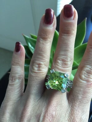 NUEVO "inspirado en el diseñador" Anillo de circonita cúbica verde lima con detalle de cable y pavé talla 8 Precioso Foto 1 de 4