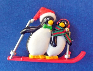 Avon PIN Weihnachten Vintage PINGUINE auf Skiern Schnee SKIFAHREN HIT THE SLOPES Brosche - Bild 1 von 3